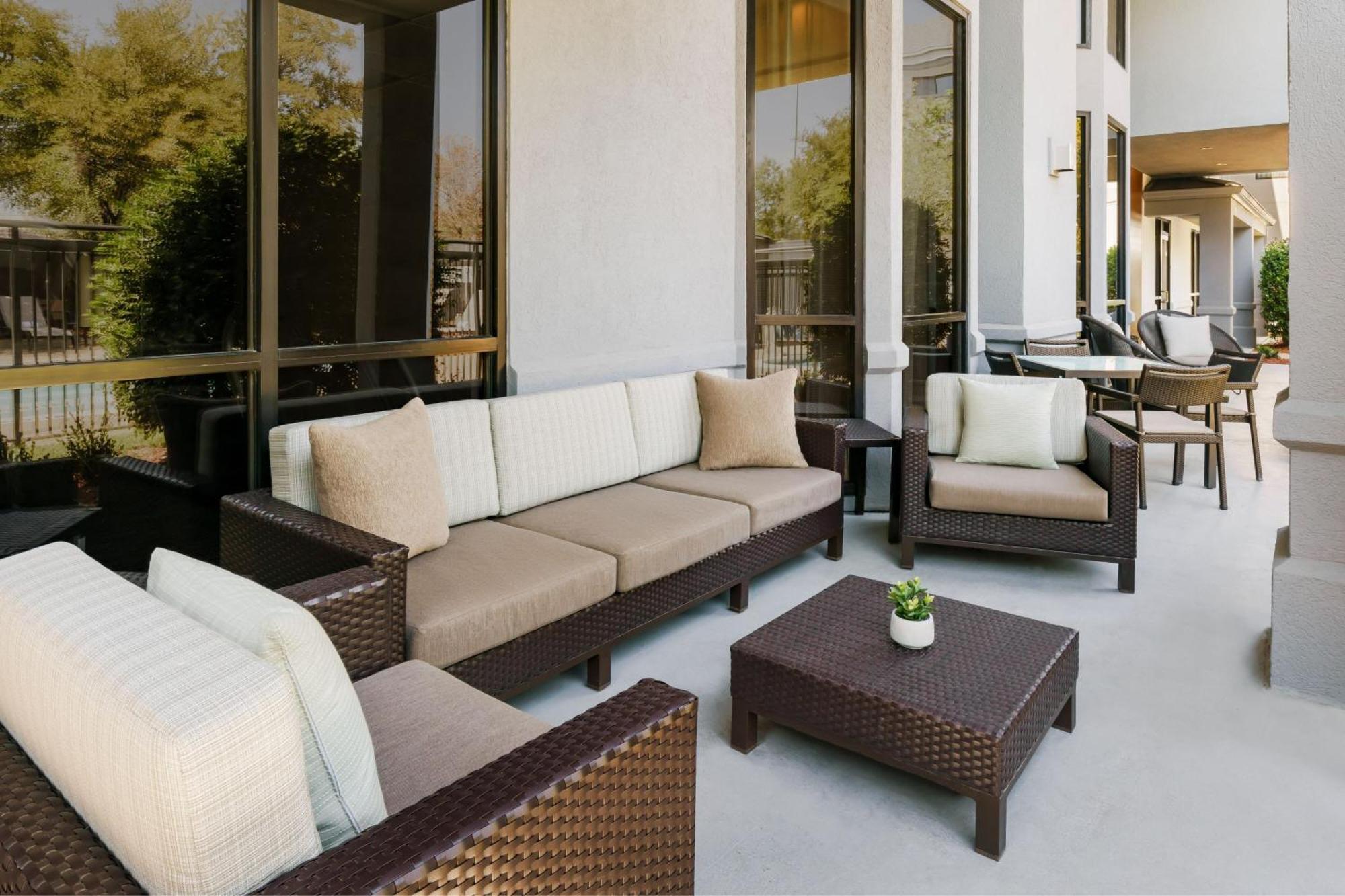 Courtyard By Marriott Dallas Луїсвілл Екстер'єр фото