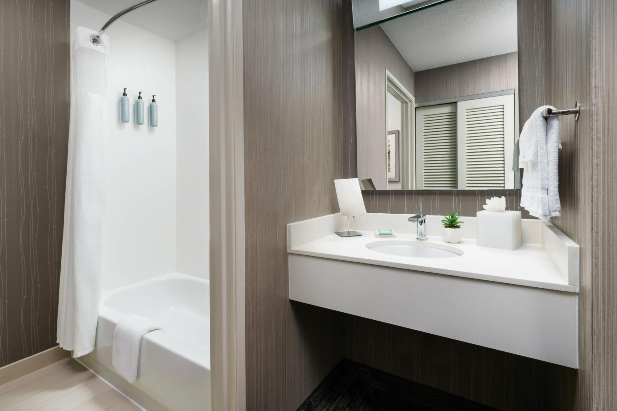 Courtyard By Marriott Dallas Луїсвілл Екстер'єр фото